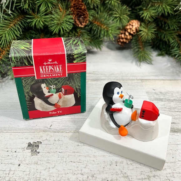⭐️ 4/$25 Vintage Hallmark Polar TV Christmas Ornament 1990 Penguin Television - Picture 1 of 10